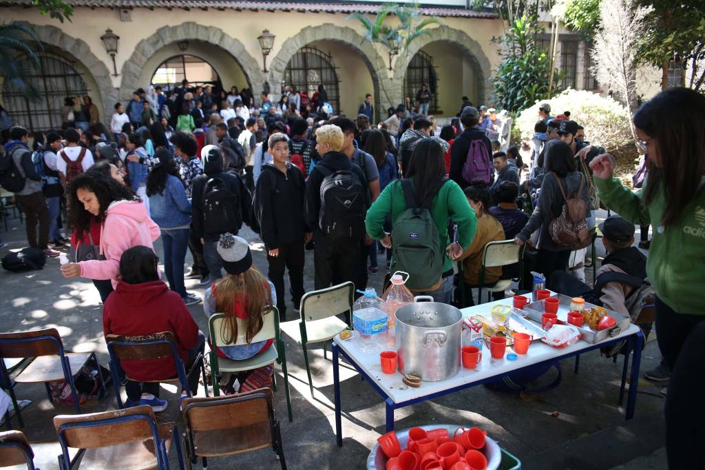 Ocupação na Escola Fernão Dias perde força e deve acabar ainda hoje