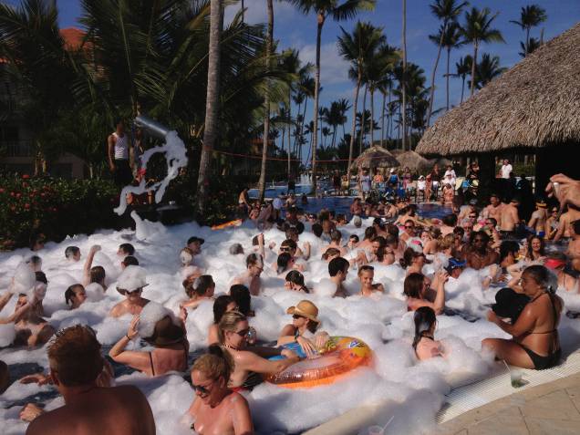 Os resorts capricham na programação para entreter os hóspedes o dia todo, como a "festa da espuma" na piscina do hotel Majestic Elegance Os resorts capricham na programação para entreter os hóspedes o dia todo, como a "festa da espuma" na piscina do hotel Majestic Elegance