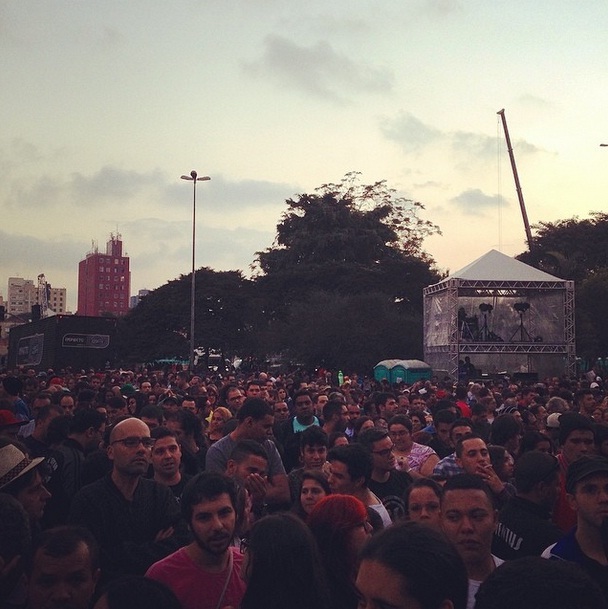 	Já é grande o movimento na praça Júlio Prestes, onde se apresenta o Ira! às 18h