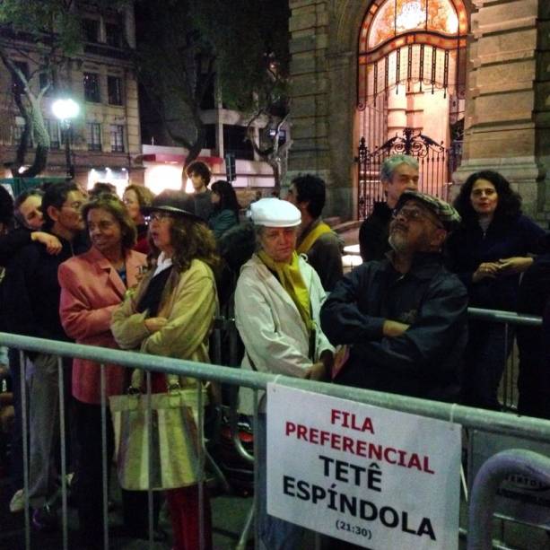 	Fila em frente ao Teatro Municipal para o show de Tetê Espíndola