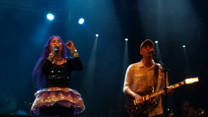 	A cantora Baby do Brasil se apresenta ao lado do filho, Pedro Baby, no palco Júlio Prestes