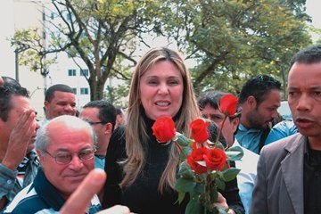 A atual prefeita, Anabel Sabatine, no dia em que reassumiu o cargo após afastamento por suspeita de corrupção: em pé de guerra com os vereadores