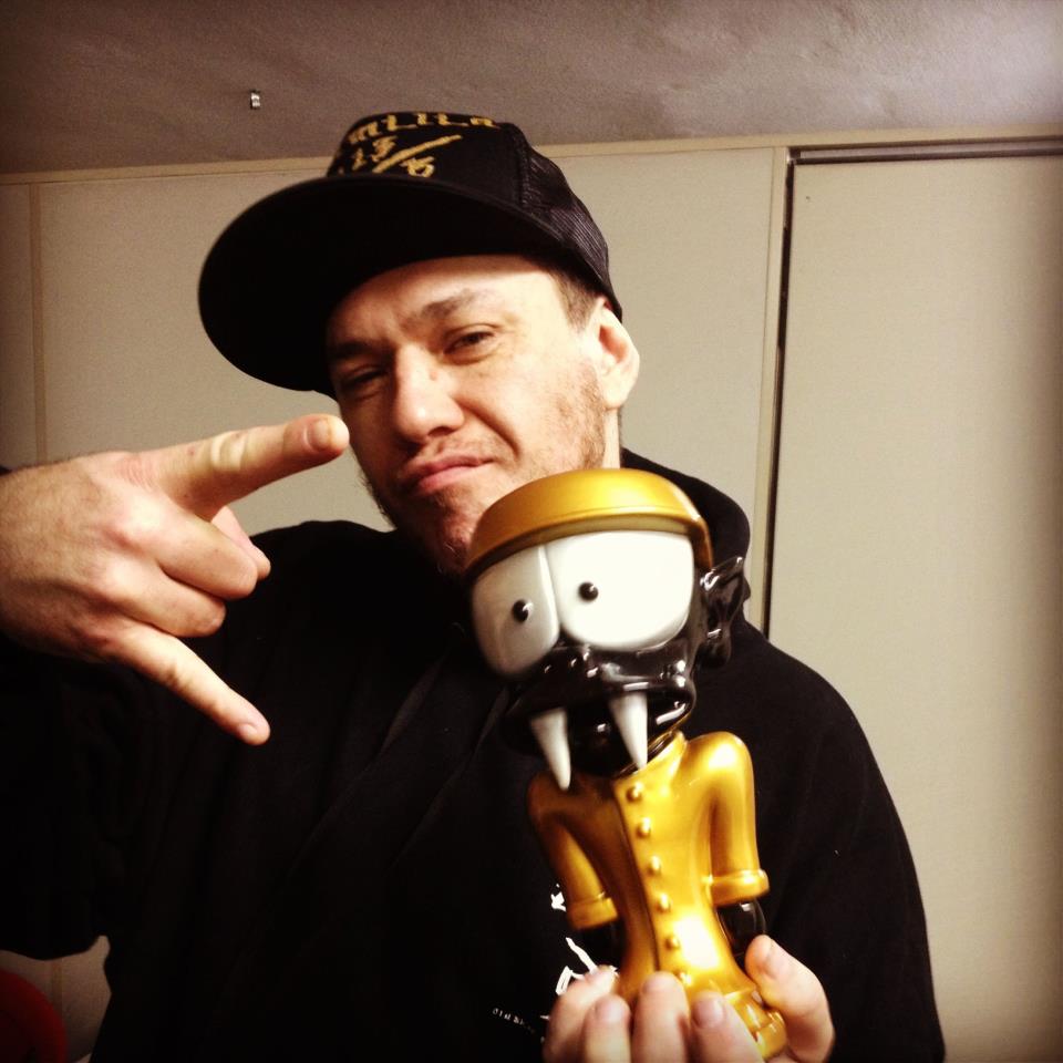 Guitarrista do Charlie Brown Jr. expõe esculturas em São Paulo pela primeira vez