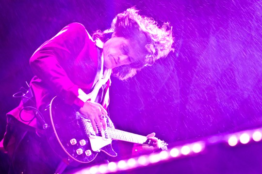 Debaixo de chuva, Aerosmith toca clássicos em São Paulo