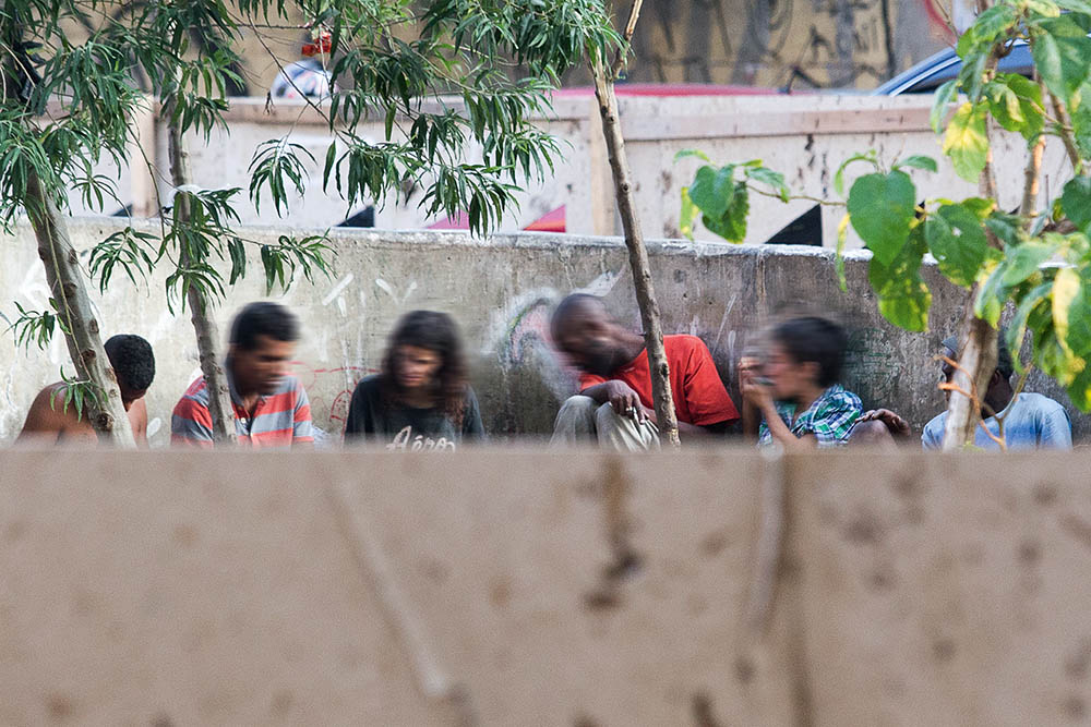 Mãe acorrenta em casa filha viciada em crack