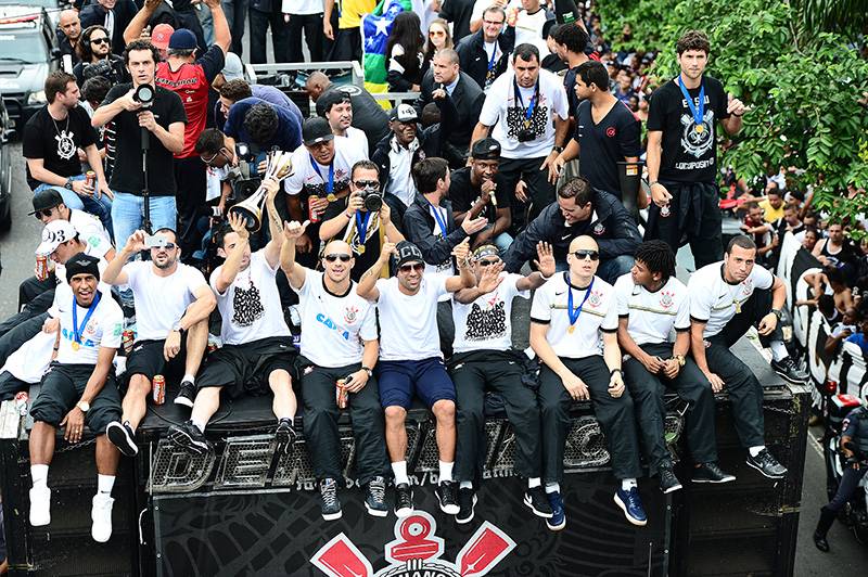 Jogadores comemoram o t&iacute;tulo Mundial