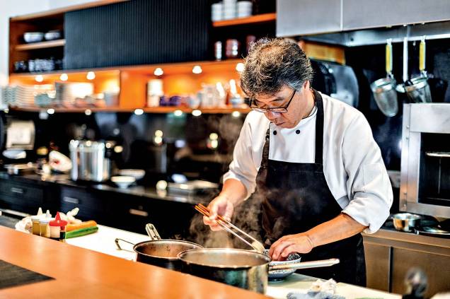 Satoshi Kaneko é o chef do Kinoshita Satoshi Kaneko é o chef do Kinoshita