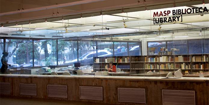 Conheça a biblioteca do Masp, formada por 68 mil volumes