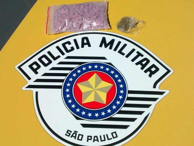 Mulher é presa em ônibus com 492 comprimidos de ecstasy