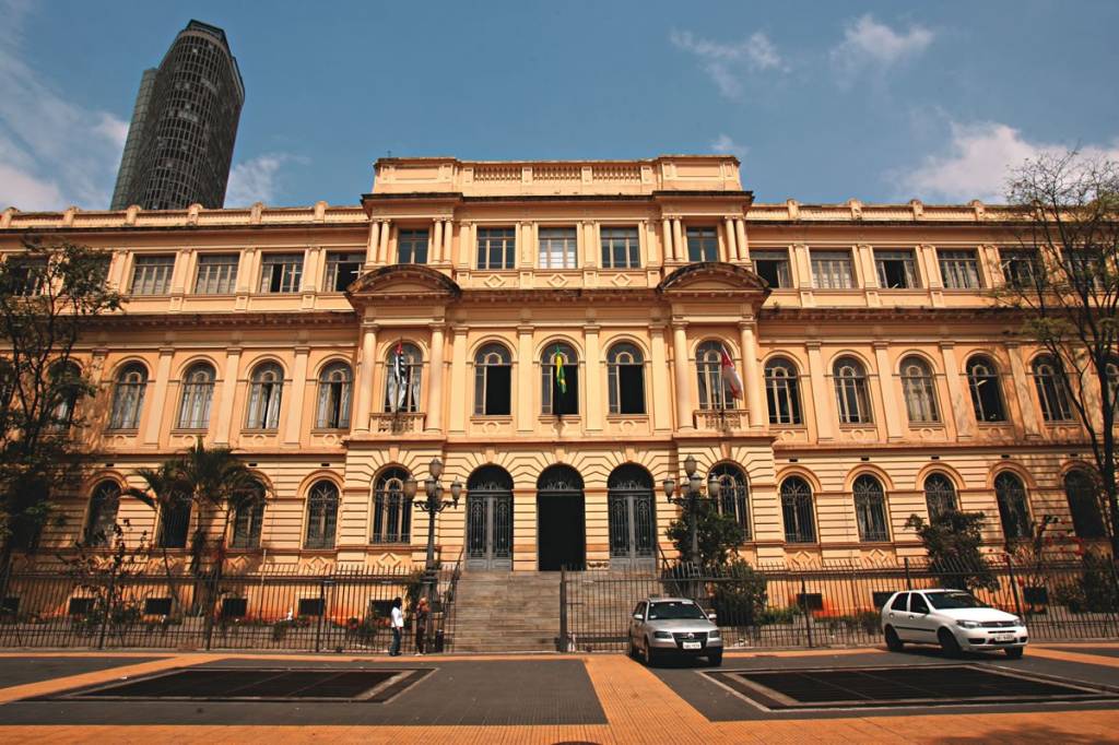 Prédios na Praça da República seguem trajetórias opostas
