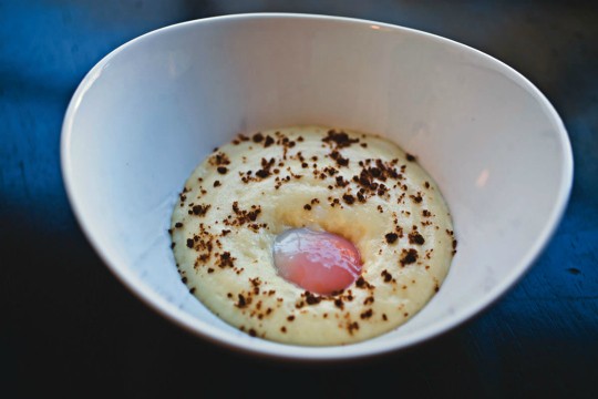 Ovo reaparece como sugestão de entrada em vários cardápios da cidade