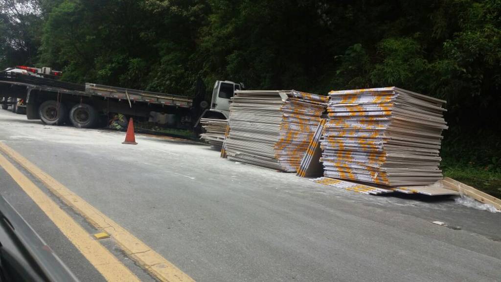 Acidente interdita faixas da rodovia Mogi-Bertioga