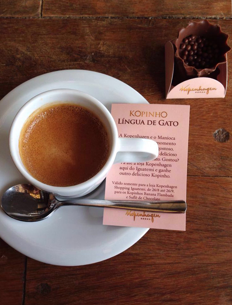 Café do Manioca vem acompanhado de docinho da Kopenhagen e voucher