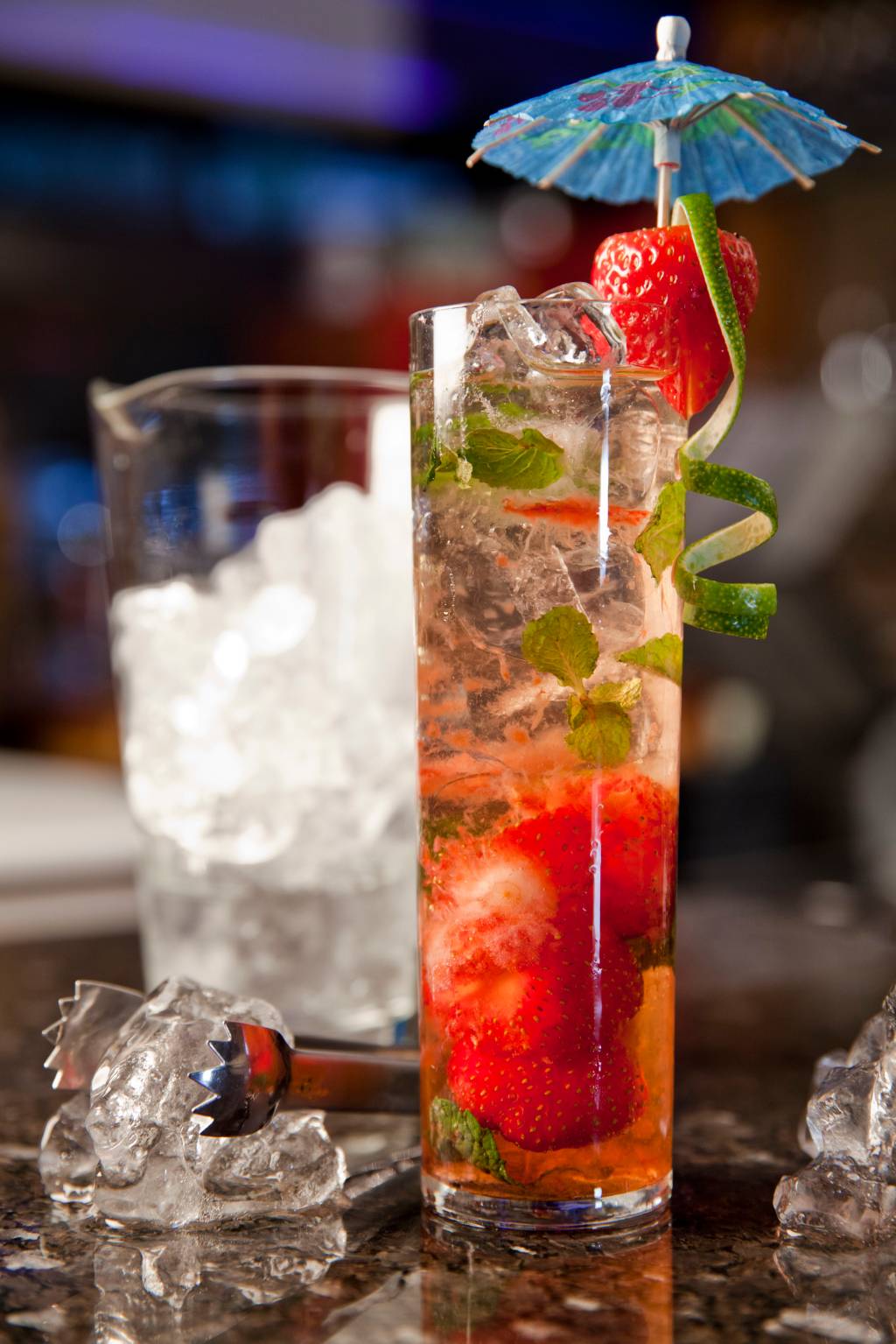 Barman ensina a preparar mojito de morango