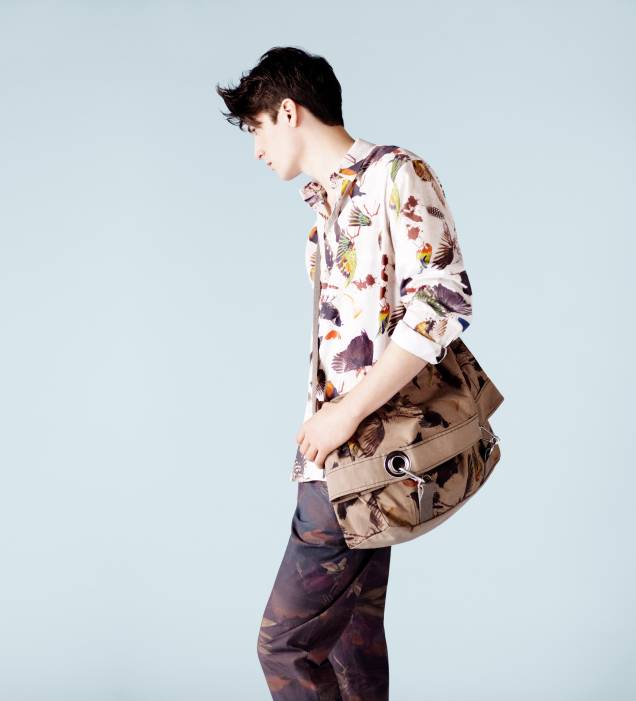 Calça, camisa e bolsa de Alexandre Herchcovitch Calça, camisa e bolsa de Alexandre Herchcovitch
