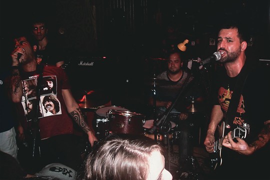 Casas paulistanas apostam em bandas para acompanhar o karaokê