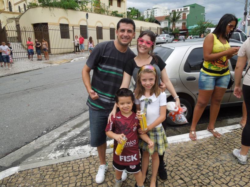 Adultos e crian&ccedil;as: Rodrigo Donato e Amanda Campregher levaram os sobrinhos para curtir a folia