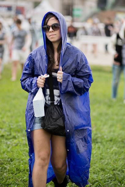 	Chuva e lama: público se protege com capas