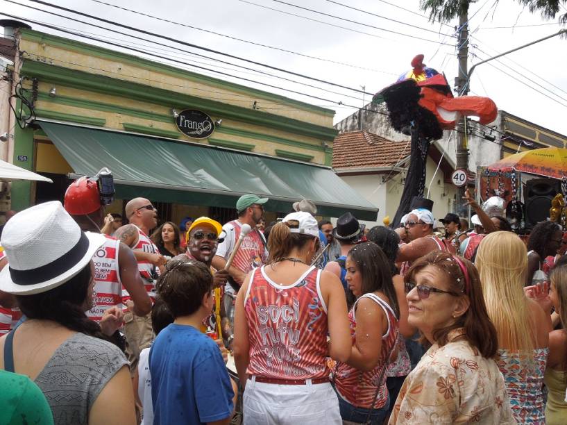 Frang&oacute;: cerveja e petisco ao som de samba