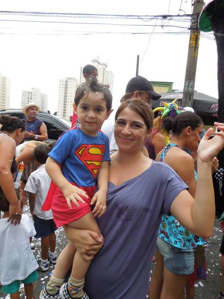 Super foli&atilde;o: Mariela Alvarenga e o filho Pietro vieram de Franco da Rocha para pular Carnaval