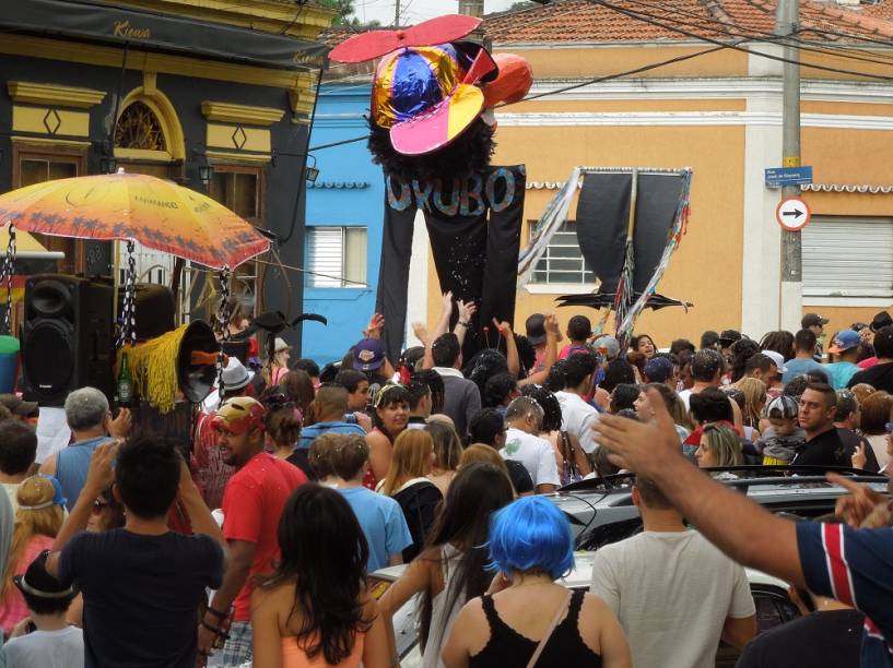 Aproximadamente 300 pessoas: grupo segue o boneco pela regi&atilde;o da matriz