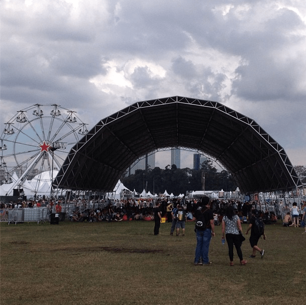 	Visitantes procuram locais de sombra para fugir do calor no 2º dia do Lollapalooza 2013