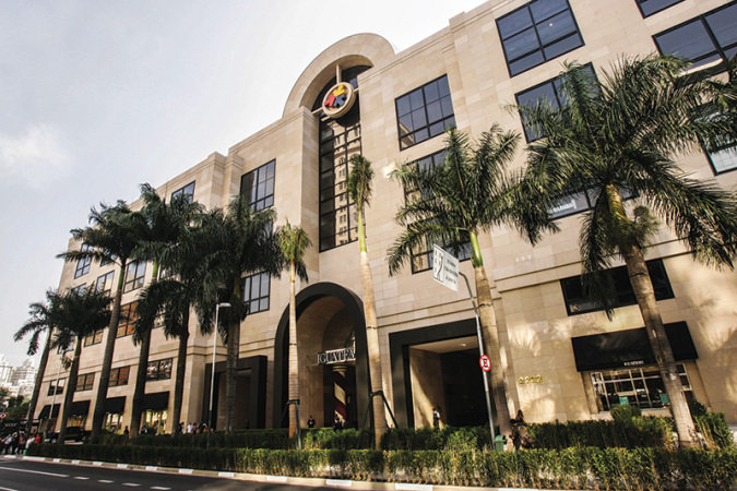 Suspeito se disfarçou de médico para roubar joalheria no Iguatemi