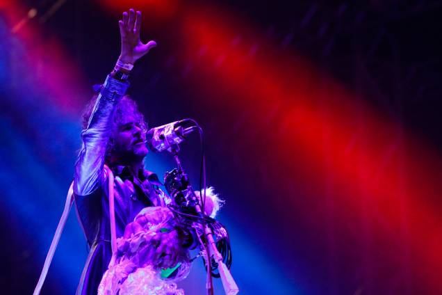 Flaming Lips: Wayne Coyne ninando um bebê de plástico Flaming Lips: Wayne Coyne ninando um bebê de plástico