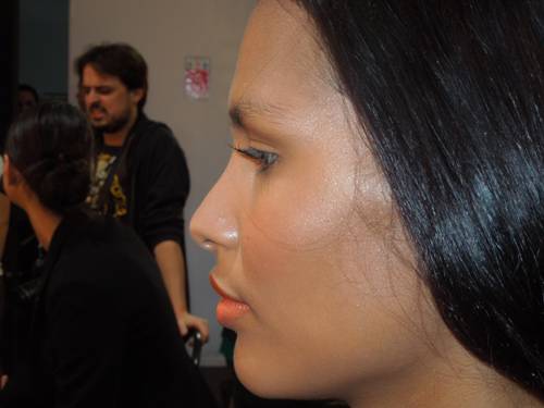 Bochechas alaranjadas: nas t&ecirc;mporas foi usado o Mineralize Skinfinish Soft and Gentle. A cor do blush ficou por conta do cremoso Fabulush CCB. Todos s&atilde;o produtos da M.A.C.