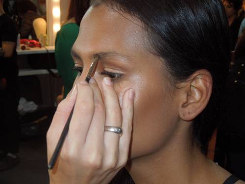 Olhos: c&ocirc;ncavo e sombrancelhas foram marcados com o conjunto de sombras The Stylish Brow Duo Redhead, da M.A.C.