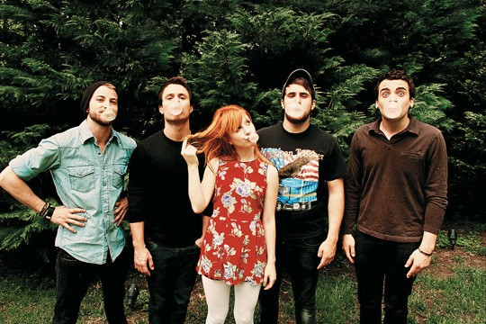 Rock de saias: beleza de Hayley atrai fãs para o Paramore Rock de saias: beleza de Hayley atrai fãs para o Paramore