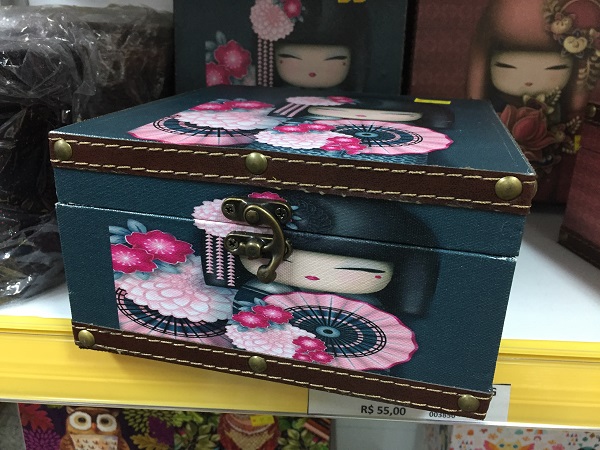 Caixa de madeira Kokeshi (55 reais) Caixa de madeira Kokeshi (55 reais)