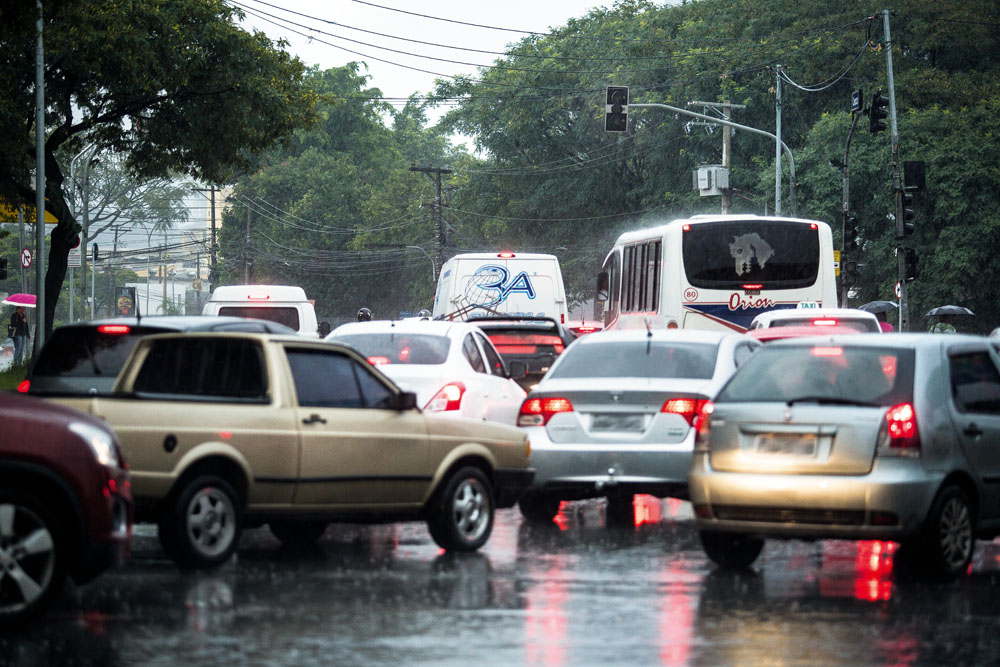 Um dia na rotina do farol que mais quebra na cidade