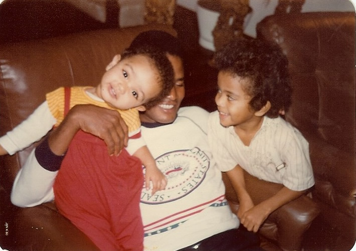 Jair Rodrigues brinca com os filhos nos anos 1980: cantor sempre foi reconhecido pelo bom humor e pela alegria de viver Jair Rodrigues brinca com os filhos nos anos 1980: cantor sempre foi reconhecido pelo bom humor e pela alegria de viver