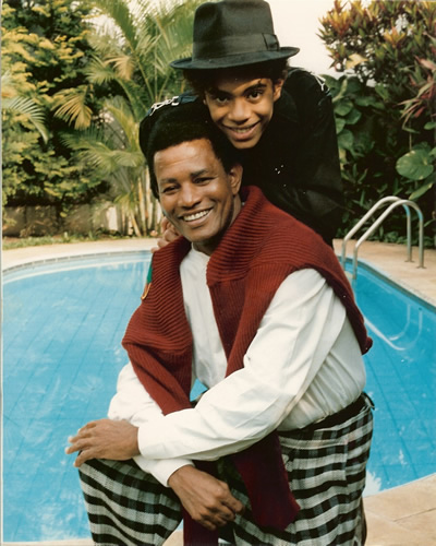 O filho Jair Oliveira, que quando criança ficou conhecido como Jairzinho, fez parte do elenco do progrma infantil Balão Mágico entre 1983 e 1986 O filho Jair Oliveira, que quando criança ficou conhecido como Jairzinho, fez parte do elenco do progrma infantil Balão Mágico entre 1983 e 1986