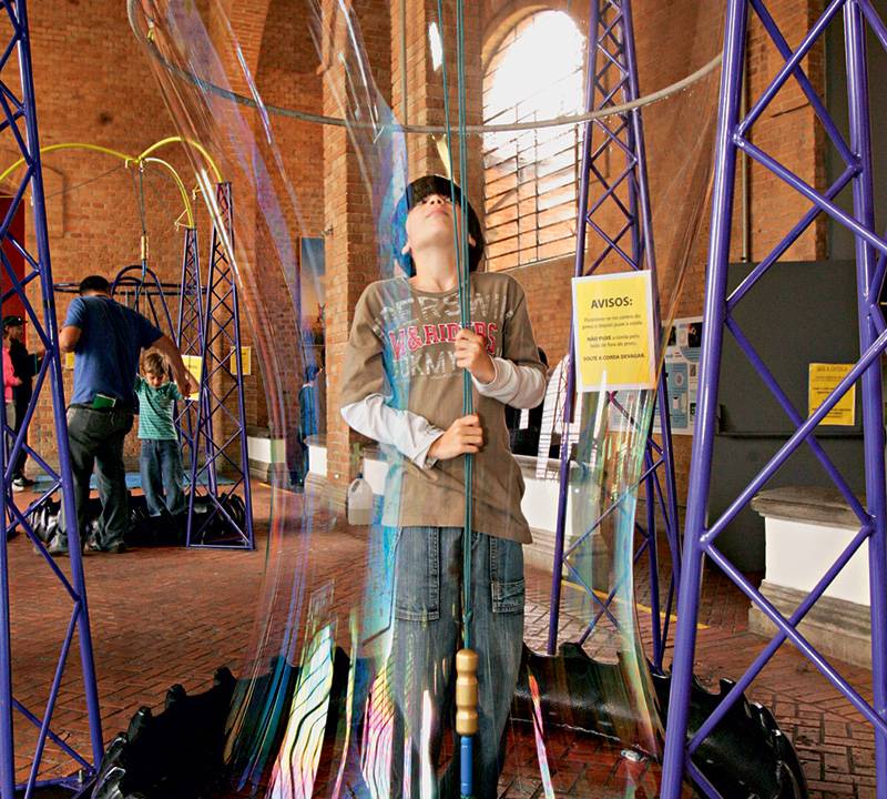Férias - entrar em uma bolha de sabão - Catavento Cultural