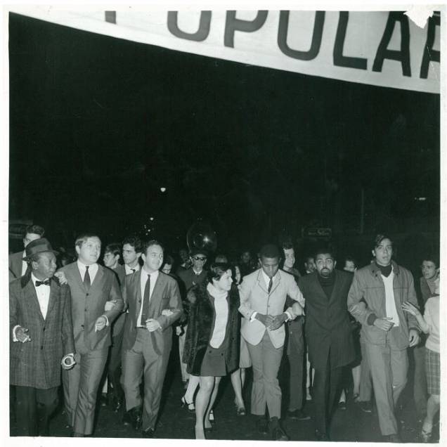 Elis Regina, Jair Rodrigues, Gilberto Gil, Edu Lobo e Zé Ketti na passeata contra a guitarra elétrica - 17/7/1967 Elis Regina, Jair Rodrigues, Gilberto Gil, Edu Lobo e Zé Ketti na passeata contra a guitarra elétrica - 17/7/1967