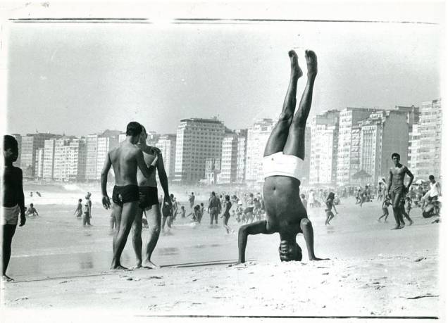 Jair Rodrigues plantando bananeira na praia - 17/2/1971 Jair Rodrigues plantando bananeira na praia - 17/2/1971