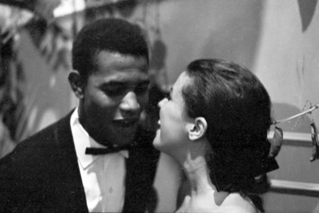 O cantor com Elis Regina na festa de entrega do Troféu Roquete Pinto, no Teatro Record, em 1966 O cantor com Elis Regina na festa de entrega do Troféu Roquete Pinto, no Teatro Record, em 1966