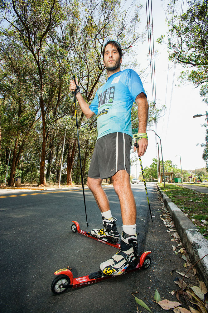 Leandro Ribela ensina esqui para crianças de baixa renda