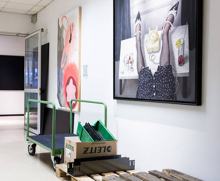 Na sede onde trabalham 400 pessoas: obras de arte comissionadas pela Fundação Montblanc convivem com a cena típica de fábrica Na sede onde trabalham 400 pessoas: obras de arte comissionadas pela Fundação Montblanc convivem com a cena típica de fábrica