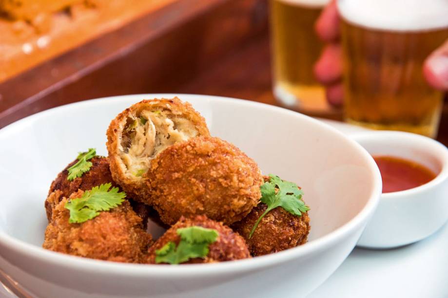 No Ruaa, bolinho de pernil com folhas de coentro e geleia de pimenta