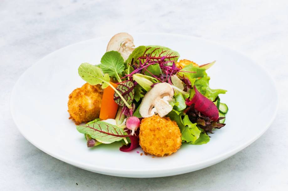 Croquetas de cogumelo acompanhadas de salada com brotos: um dos pratos rotativos da matriz