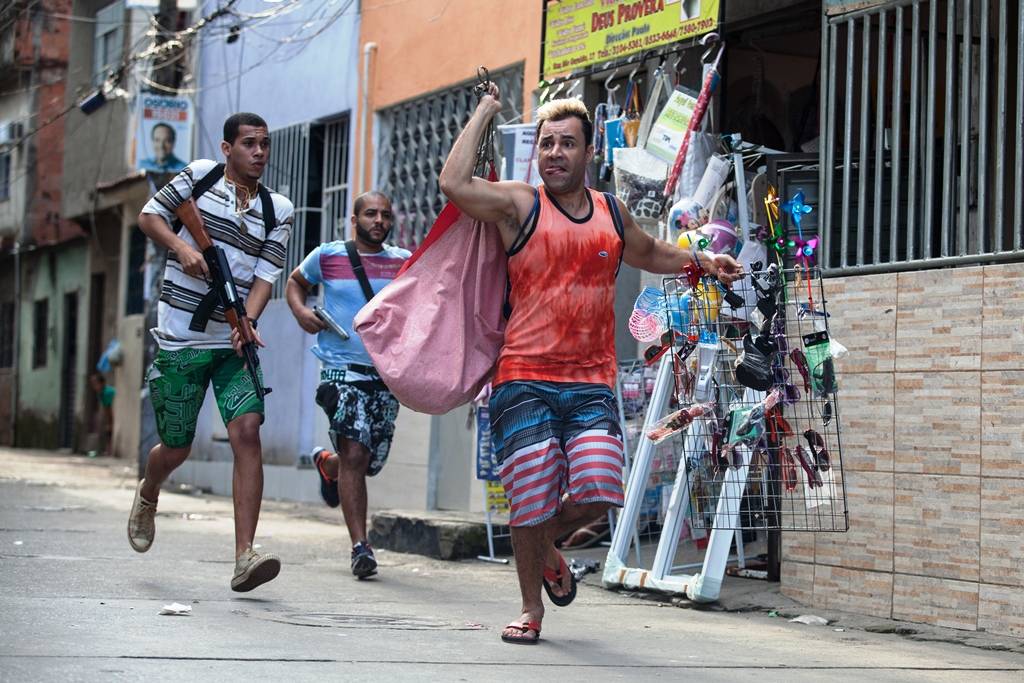Um Suburbano Sortudo: Den&iacute;lson &eacute; um simples camel&ocirc; que herda a fortuna do pai milion&aacute;rio
