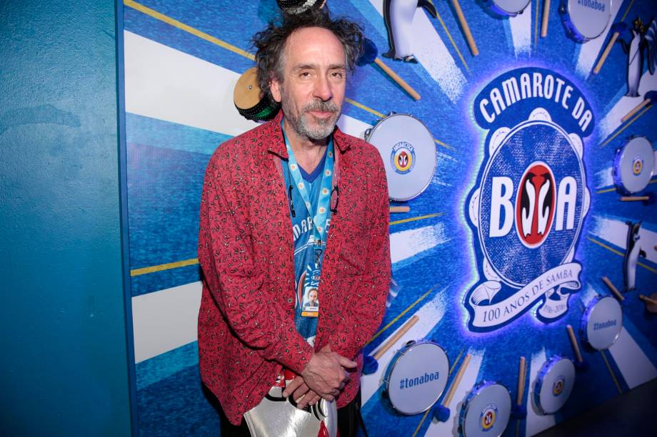 O cineasta Tim Burton visita o Brasil e curte o Carnaval em camarote na Marquês de Sapucaí, no Rio de Janeiro