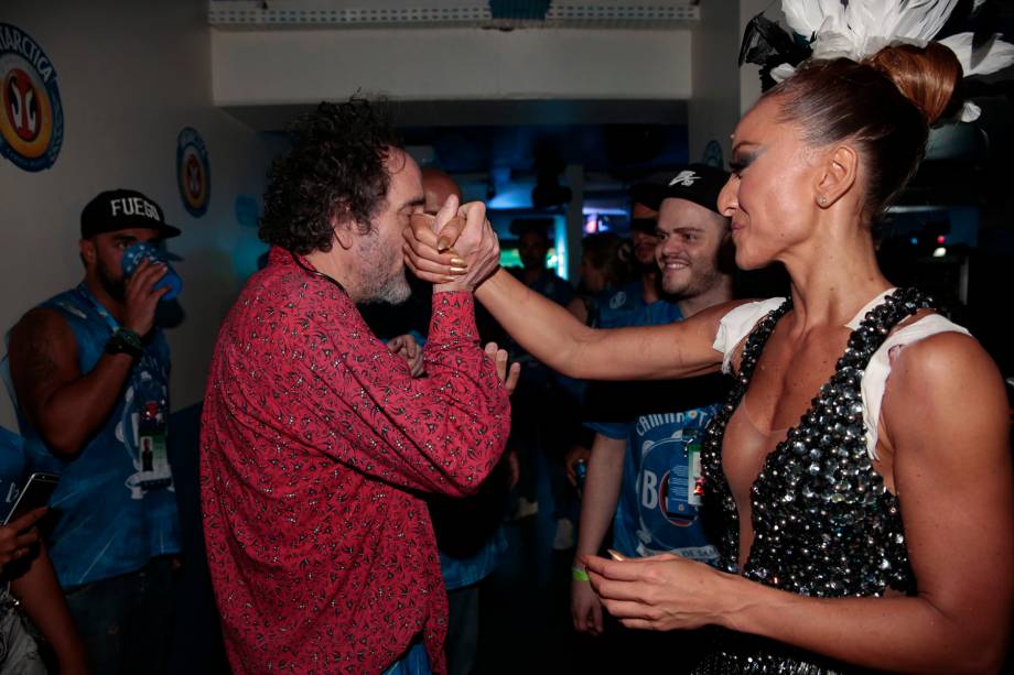 Tim Burton conhece Sabrina Sato, madrinha de bateria da Unidos de Vila Isabel e destaque do camarote que ele visitou Tim Burton conhece Sabrina Sato, madrinha de bateria da Unidos de Vila Isabel e destaque do camarote que ele visitou