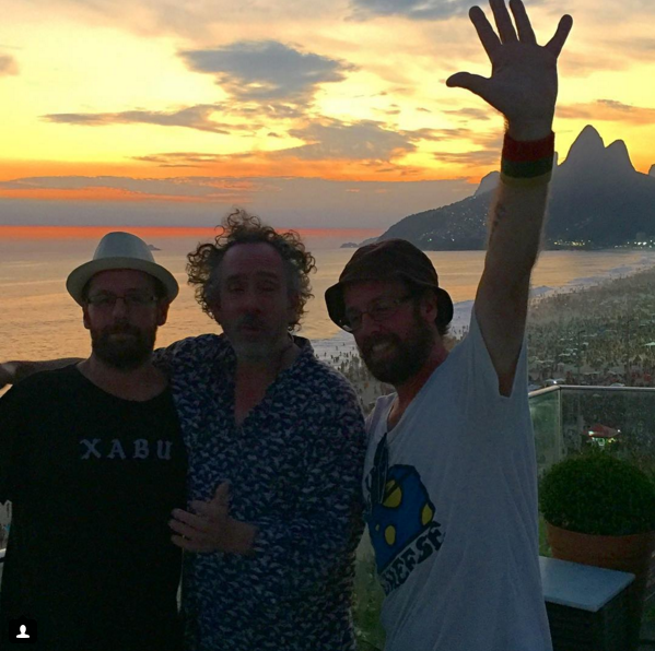 Gustavo e Otávio Pandolfo, artistas plásticos conhecidos como Os Gêmeos, receberam Tim Burton Gustavo e Otávio Pandolfo, artistas plásticos conhecidos como Os Gêmeos, receberam Tim Burton