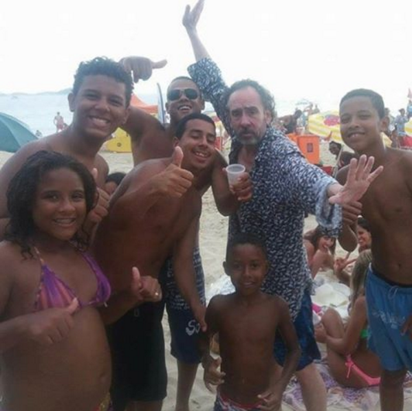 O norte-americano curtiu a folia até o sol raiar e tirou muitas selfies com fãs na praia