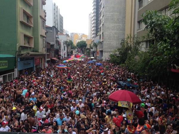 Após bloco de carnaval, homem é preso por bater em mulher