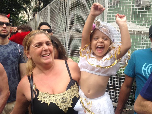 Blocos atraem multidão às ruas da cidade